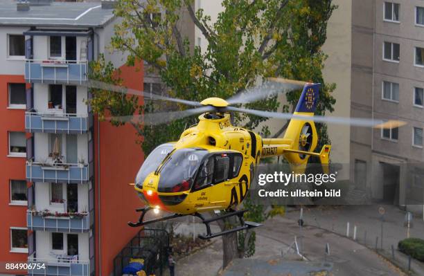 Gegen 11 Uhr landet ein Rettungshubschrauber im Innenhof der Koepenicker Str./Heinrich-Heine-Str. Zum Notarzt-Einsatz.