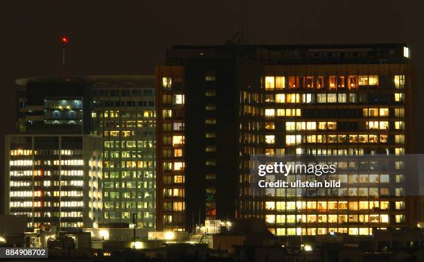 Im Axel-Springer-Hochhaus am Abend nach Obamas Besuch in Berlin weithin sichtbar.