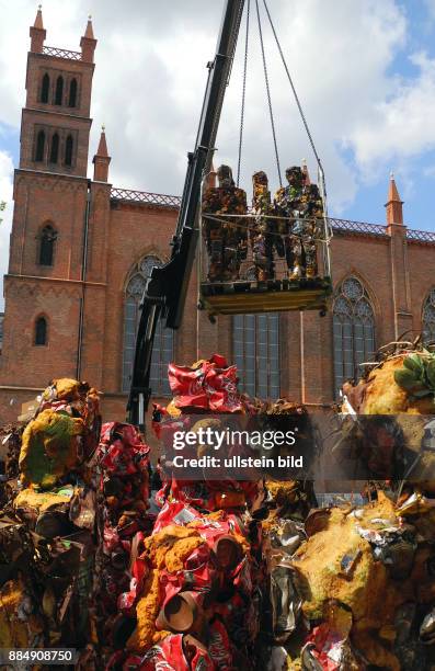 Reise der Trash People, eine globale Skulptur von HA Schult war am letzten Wochenende in Berlin zu Fuessen der Friedrichswerderschen Kirche als...