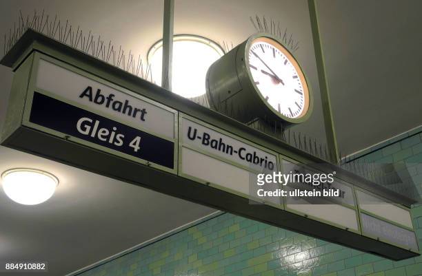 Bahnsteig Alexanderplatz ist auch Start und Ziel fuer BVG-Sondertouren.