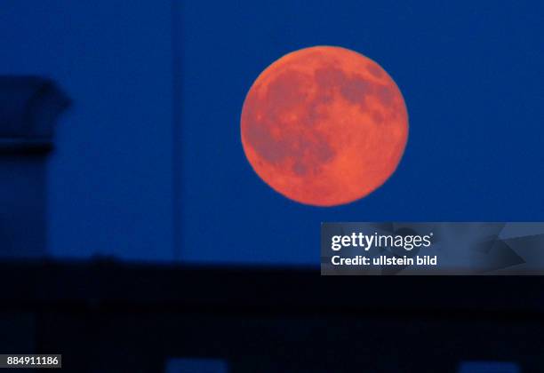 Am gestrigen Abend, gegen 21Uhr38 nach Sonnenuntergang taucht der Juni-Mond, auch Erdbeermond genannt, am Berliner Abend- Himmel auf. Ungefaehr alle...