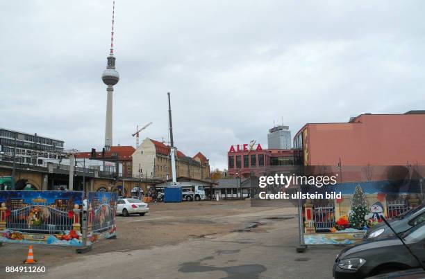 Fuer den ehemals grossen Weihnachtsmarkt an der Alexanderstrasse sind die ersten Schausteller mit Fahrgeschaeft vorgefahren. Die Flaeche ist dieses...