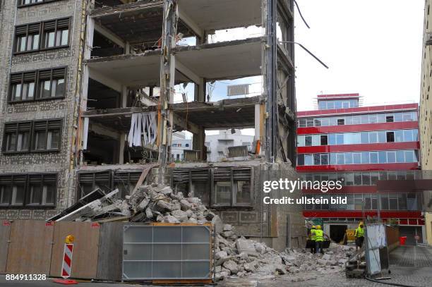 Jahrelanger Buero-Leerstand, der ehemaligen Schalck-Zentrale der DDR fuer Kommerzielle Koordination in der Wallstrasse 18, Naehe Spittelmarkt wird...