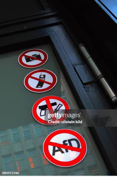 Das Schild mit den durchgestrichenen AfD-Symbol klebt in einer Reihe von Verbotsschildern an der Tuer des Restaurants Nobelhart und Schmutzig in...