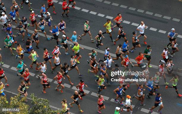 Berlin-Marathon, durch die Berliner City gestartet. Spitze hier am km 14 in der Heinrich-Heine-Str. .