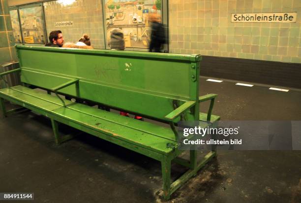 Bahnhof Schoenleinstrasse , Brandanschlag auf einen schlafenden Obdachlosen von sieben Jugendlichen an Weihnachtsfeiertag.