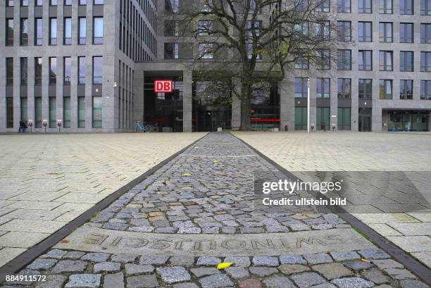 Auf dem historischen Gelaende des Nordbahnhof an der Invalidenstrasse sind DB-Buerobauten entstanden. Die alten Gleise sind im Gelaende integriert...