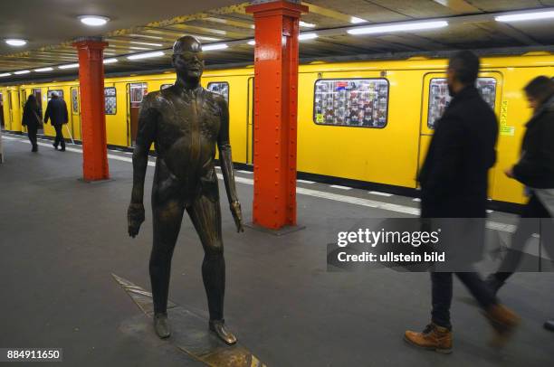 Ab Sonntag, treten europaweit neue Fahrplaene in Kraft. Hier Die U2-Station Vinetastrasse mit Kunst im öffentlichen Raum. Der Schreitende von Rolf...