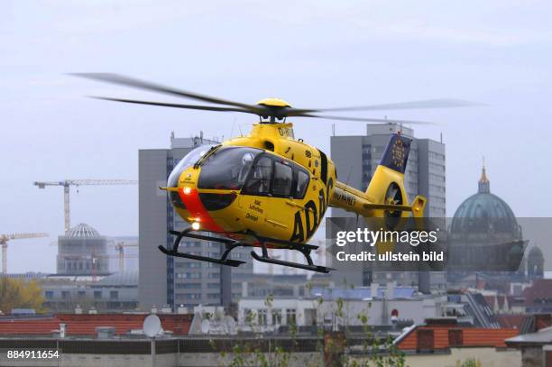 Gegen 11 Uhr landet ein Rettungshubschrauber im Innenhof der Koepenicker Str./Heinrich-Heine-Str. Zum Notarzt-Einsatz. Abflug.