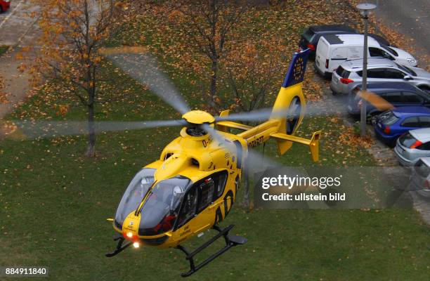 Gegen 11 Uhr landet ein ADAC-Rettungshubschrauber im Innenhof der Koepenicker Str./Heinrich-Heine-Str. Zum Notarzt-Einsatz.