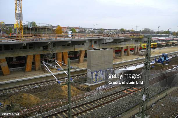 Blick auf die Baustelle Umbau S-Bahnhof Warschauer Strasse. Die Beton- arbeiten fuer die neuen Bahnhofsdaecher sind in vollem Gange. Der Bau kann...
