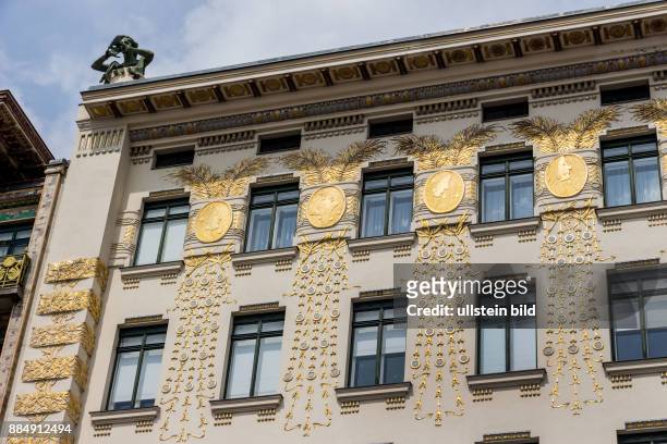Die Wienzeilenhäuser am wiener Naschmarkt. Architektur von Otto Wagner in Wien, Österreich