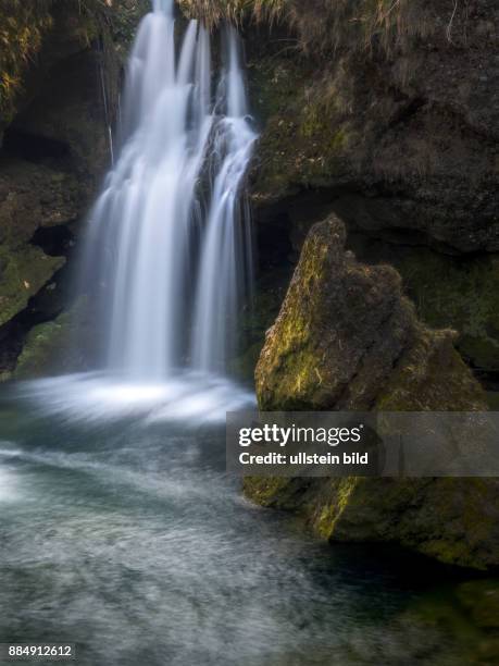 Wasser fliesst über einen Wasserfall. Schönheit der Natur