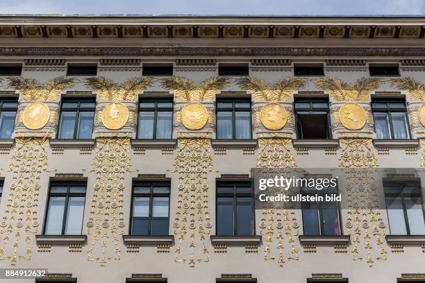 Die Wienzeilenhäuser am wiener Naschmarkt. Architektur von Otto Wagner in Wien, Österreich