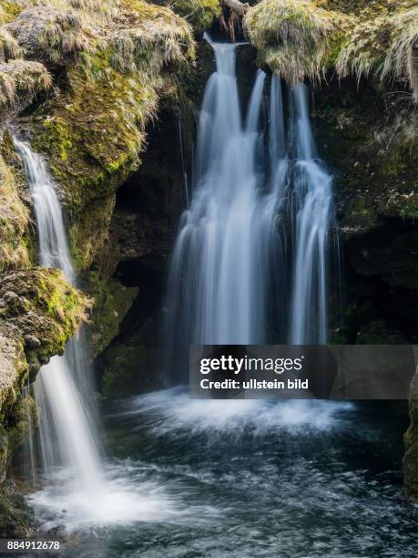 Wasser fliesst über einen Wasserfall. Schönheit der Natur