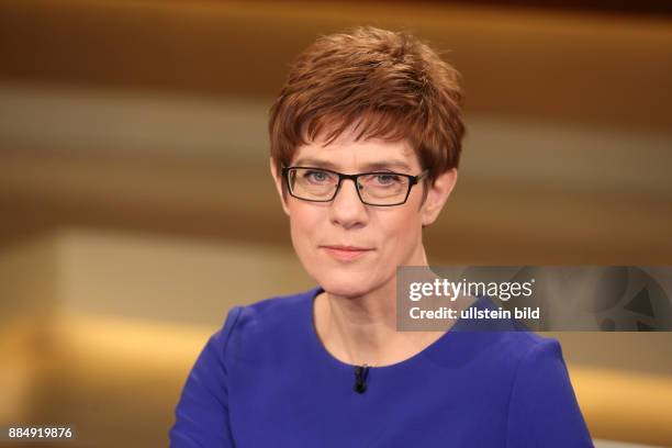 Annegret Kramp-Karrenbauer in der ARD-Talkshow ANNE WILL am in Berlin Thema der Sendung: Das verflixte 10. Jahr - Wieviel Autorität hat Angela Merkel...