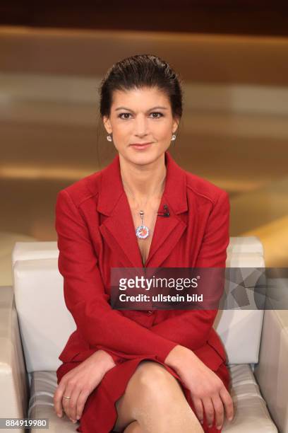 Dr. Sahra Wagenknecht in der ARD-Talkshow ANNE WILL am in Berlin Thema der Sendung: Das verflixte 10. Jahr - Wieviel Autorität hat Angela Merkel noch?