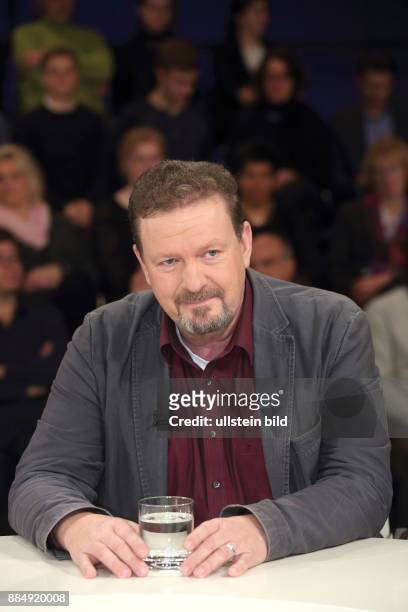 Elias Bierdel in der ZDF-Talkshow maybrit illner am in Berlin Thema der Sendung: Obergrenzen, Kontingente - Was hilft den Menschen wirklich?
