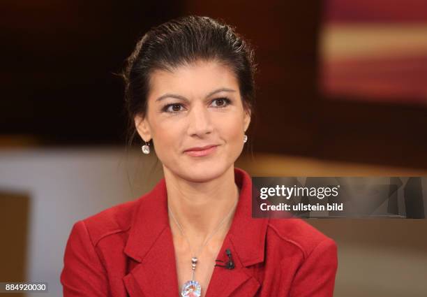 Dr. Sahra Wagenknecht in der ARD-Talkshow ANNE WILL am in Berlin Thema der Sendung: Das verflixte 10. Jahr - Wieviel Autorität hat Angela Merkel noch?