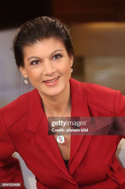 Dr. Sahra Wagenknecht in der ARD-Talkshow ANNE WILL am in Berlin Thema der Sendung: Das verflixte 10. Jahr - Wieviel Autorität hat Angela Merkel noch?