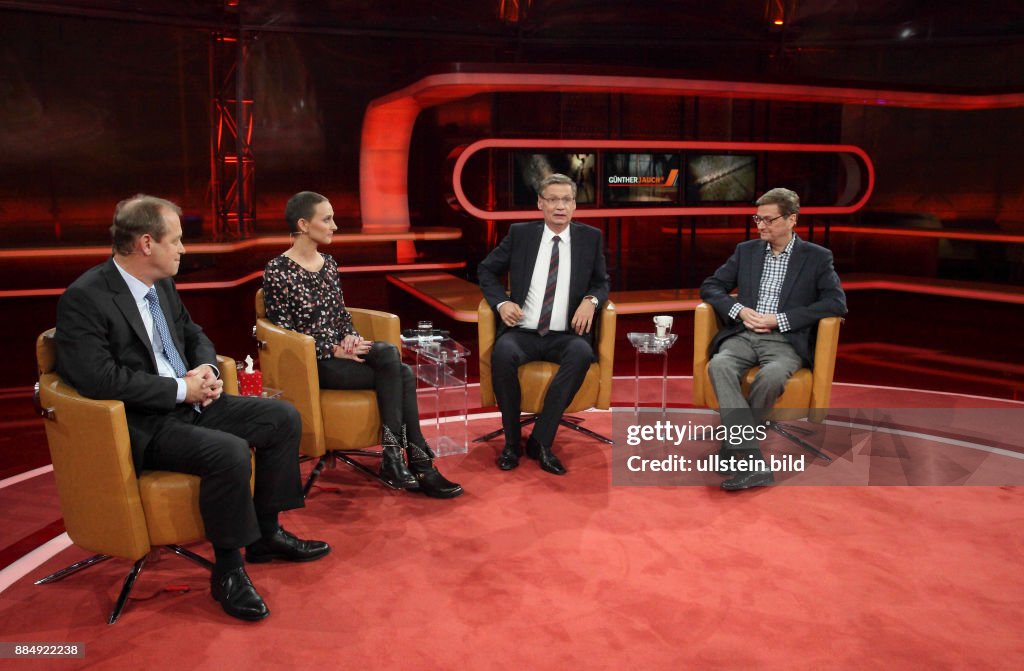 Prof. Dr. Michael Hallek (Onkologe), Eva Fidler (Krebspatientin), Günther Jauch (Moderation) und Dr. Guido Westerwelle (Ehemaliger Bundesaußenminister, FDP) in der ARD-Talkshow GÜNTHER JAUCH am 08.11.2015 in Berlin