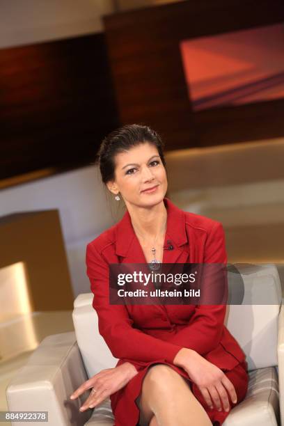 Dr. Sahra Wagenknecht in der ARD-Talkshow ANNE WILL am in Berlin Thema der Sendung: Das verflixte 10. Jahr - Wieviel Autorität hat Angela Merkel noch?