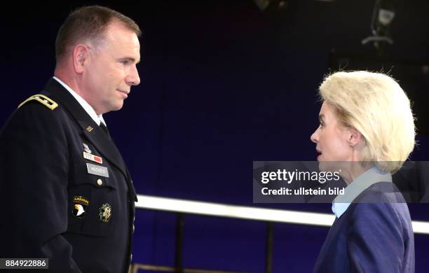 Ben Hodges mit Dr. Ursula von der Leyen in der ZDF-Talkshow maybrit illner am in Berlin Thema der Sendung: Terror, Krieg, Flucht - Welche...