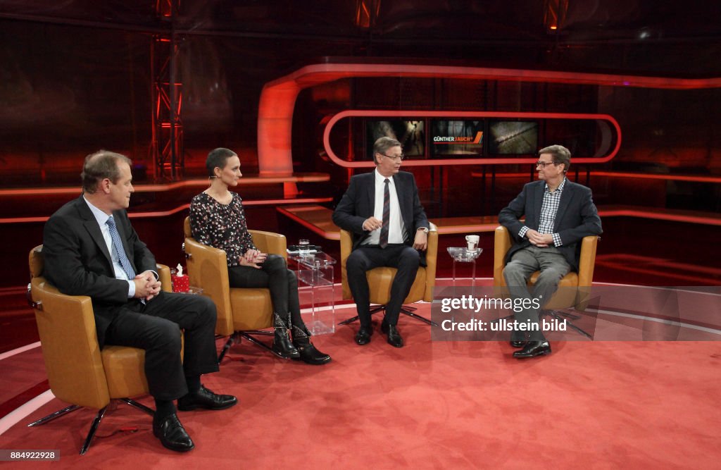 Prof. Dr. Michael Hallek (Onkologe), Eva Fidler (Krebspatientin), Günther Jauch (Moderation) und Dr. Guido Westerwelle (Ehemaliger Bundesaußenminister, FDP) in der ARD-Talkshow GÜNTHER JAUCH am 08.11.2015 in Berlin