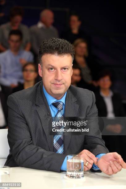 Aktham Suliman in der ZDF-Talkshow maybrit illner am in Berlin Thema der Sendung: Terror, Krieg, Flucht - Welche Verantwortung hat der Westen?