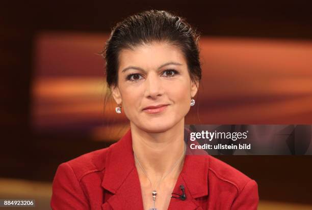 Dr. Sahra Wagenknecht in der ARD-Talkshow ANNE WILL am in Berlin Thema der Sendung: Das verflixte 10. Jahr - Wieviel Autorität hat Angela Merkel noch?