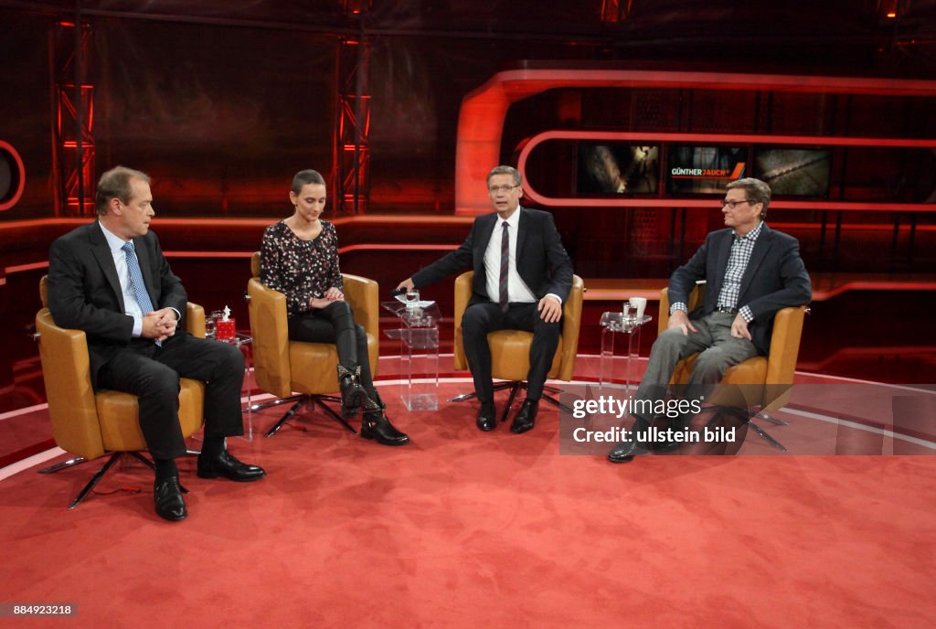 Prof. Dr. Michael Hallek (Onkologe), Eva Fidler (Krebspatientin), Günther Jauch (Moderation) und Dr. Guido Westerwelle (Ehemaliger Bundesaußenminister, FDP) in der ARD-Talkshow GÜNTHER JAUCH am 08.11.2015 in Berlin