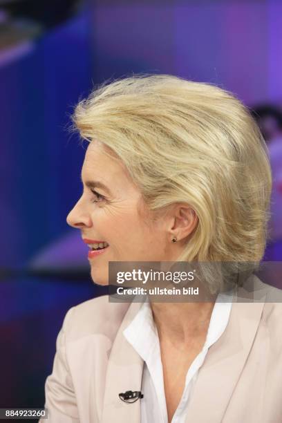 Dr. Ursula von der Leyen in der ZDF-Talkshow maybrit illner am in Berlin Thema der Sendung: Schlachtfeld Syrien - Wer stoppt Krieg und Flucht?