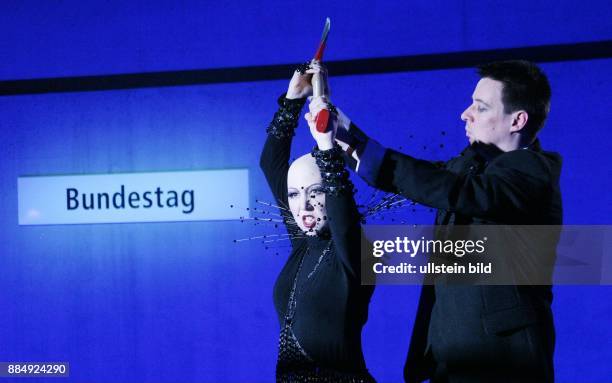 Berlin - Tiergarten : Darleen Ann Dobisch , Sascha Borris bei der Generalprpbe "Die Zauberfloete in der U-Bahn" im U-Bahnhof Bundestag in der Regie...