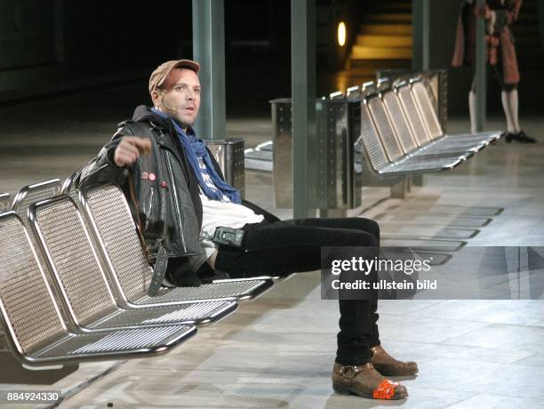 Berlin - Tiergarten : Jan Plewka bei der Generalprpbe "Die Zauberfloete in der U-Bahn" im U-Bahnhof Bundestag in der Regie von Christoph Hagel -