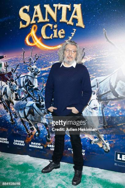 Director and actor of the movie Alain Chabat attends "Santa & Cie" Paris Premiere at Cinema Pathe Beaugrenelle on December 3, 2017 in Paris, France.