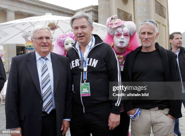 Wowereit, Klaus - Politiker, Regierender Buergermeister von Berlin, SPD, D - mit DFB-Praesident Theo Zwanziger und Freund Joern Kubicki vor dem...