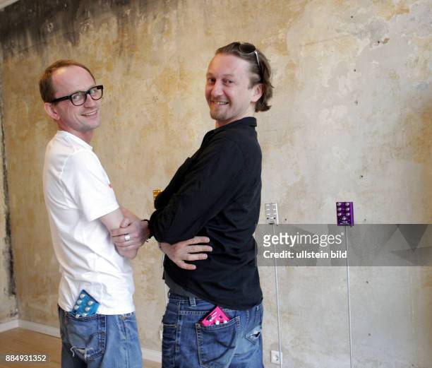 Robert Thomalla und Christian Komm , die Erfinder vom Pokketmixer. Der Pokket DJ Mixer ist das kleinste DJ Pult der Welt