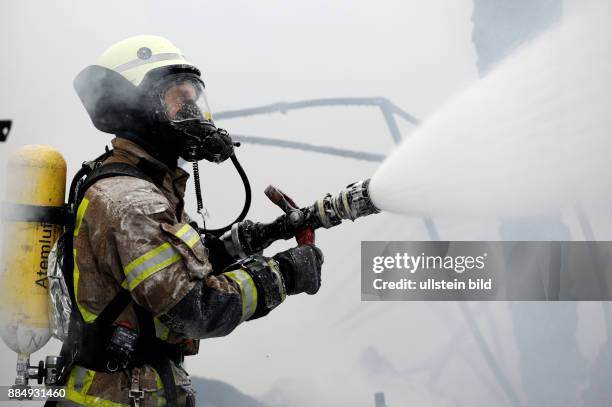 Berliner Feuerwehr bei Löscharbeiten während eines Brandes in einer Autowerkstatt in der Josef-Orlopp-Strasse in Berlin-Lichtenberg