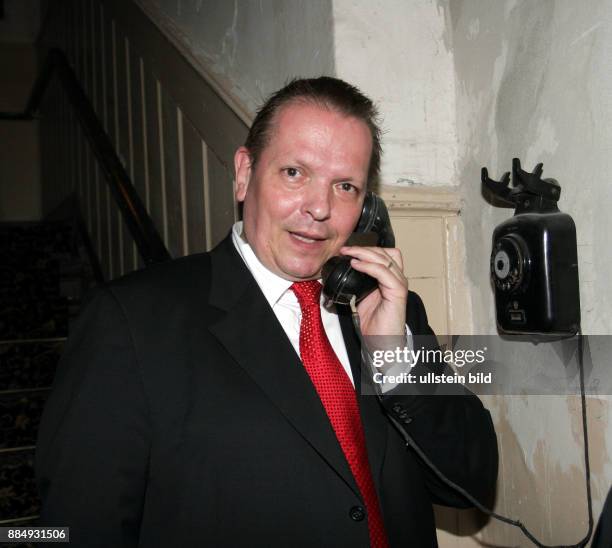 Restaurantleiter Rainer Möckel am Telefon bei der Eröffnung von The Grand in Berlin