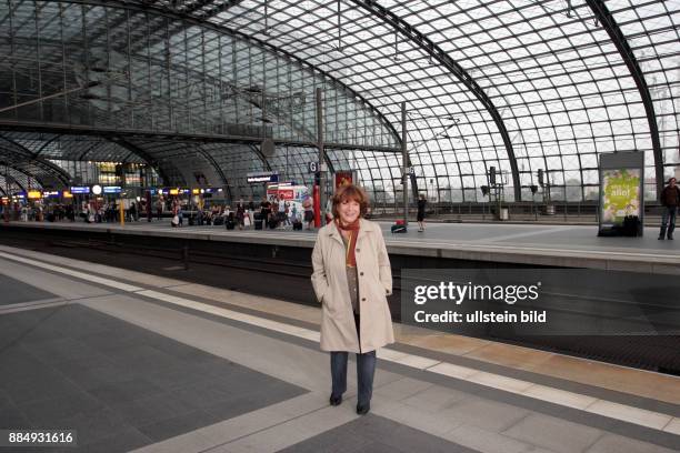 Hoger, Hannelore - Actress, Germany - during filming crime-series 'Bella Block' at Hauptbahnhof in Berlin