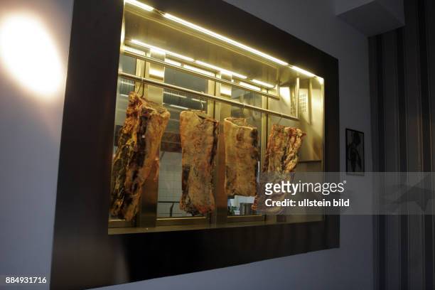 Fleisch hängt im Kühlschrank vom Bistro von The Grand in Berlin.