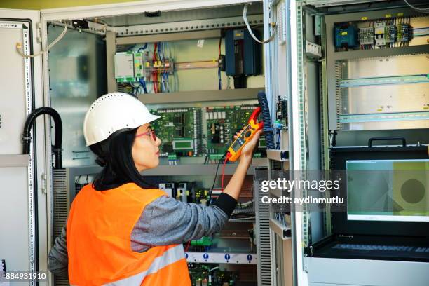 electricista prueba de tensión en una caja de fusibles - electrical panel box fotografías e imágenes de stock