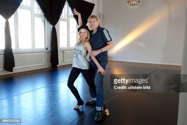 Sänger Berhard Brink und Tänzerin Sarah Latton aufgenommen bei Proben für die TV Show von RTL Let´s Dance in der Stagefactory Berlin