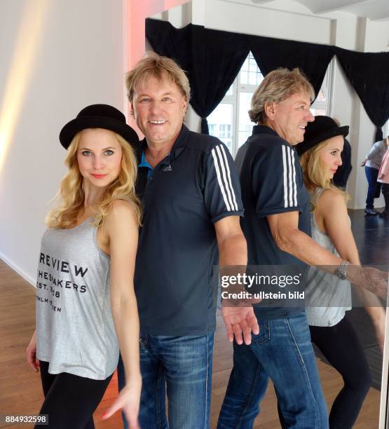 Sänger Berhard Brink und Tänzerin Sarah Latton aufgenommen bei Proben für die TV Show von RTL Let´s Dance in der Stagefactory Berlin
