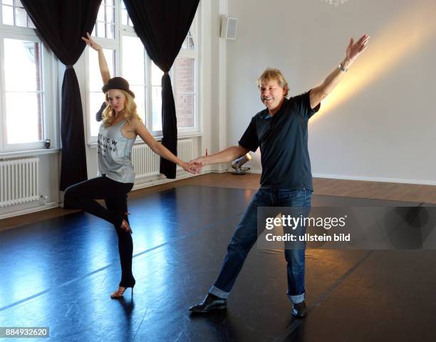 Sänger Berhard Brink und Tänzerin Sarah Latton aufgenommen bei Proben für die TV Show von RTL Let´s Dance in der Stagefactory Berlin