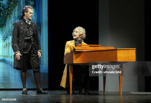 Die Schauspieler Marko Pustisek , Johann Fohl vl aufgenommen bei Proben zu dem Theaterstück Amadeus im SchlossparkTheater in Berlin Steglitz. Regie