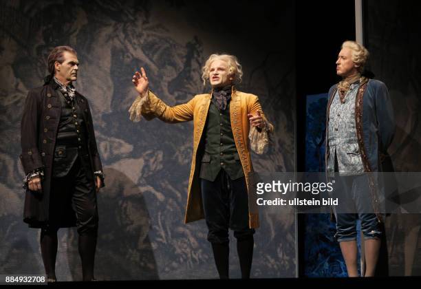 Die Schauspieler Marko Pustisek , Johann Fohl , Harald Effenberg vl aufgenommen bei Proben zu dem Theaterstück Amadeus im SchlossparkTheater in...