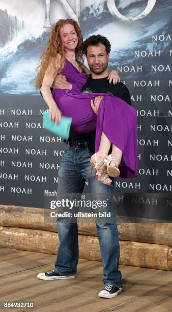 Sänger Jared Hasselhoff und Freundin Sina Valeska Jung aufgenommen bei der Premiere des Films Noah im Kino Zoo Palast in Berlin