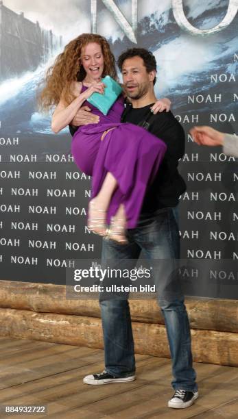 Sänger Jared Hasselhoff und Freundin Sina Valeska Jung aufgenommen bei der Premiere des Films Noah im Kino Zoo Palast in Berlin