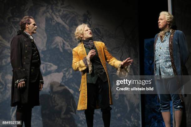 Die Schauspieler Marko Pustisek , Johann Fohl , Harald Effenberg vl aufgenommen bei Proben zu dem Theaterstück Amadeus im SchlossparkTheater in...